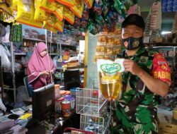 Anggota Koramil 11 Polokarto Turun Ke Pasar Tradisional Cek Harga Dan Stok Migor