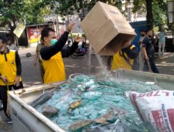 Warga Bersama Forkompimcam Bersihkan Lokasi Bentrokan