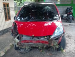Gagal Nyalip Honda Jazz Tabrakan Dengan Sepeda Motor
