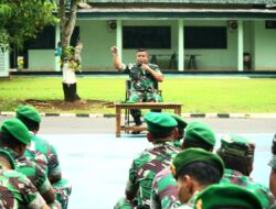 Dandim 0730/Gunungkidul Memberikan Jam Komandan Kepada Seluruh Prajurit dan PNS