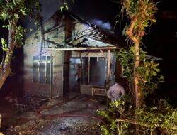 Ditinggal Bungkus Tahu, Rumah Milik Marsini Dilalap Si Jago Merah