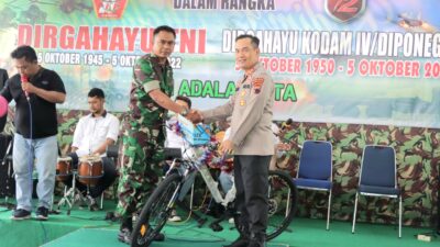 Kapolres Kebumen Beri Kejutan Kue Ulang Tahun di HUT TNI Ke-77