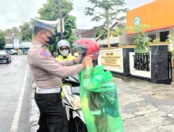 Patroli Tertib Berlalulintas, Satlantas Polres Gunungkidul Bagikan Helm Gratis