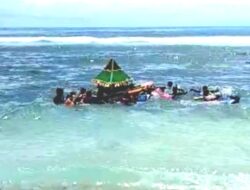 Warga Masyarakat Sidoharjo Tumpah Ruah Dalam Ritual Nyadran di Pantai Sadranan