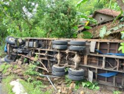 Tidak Kuat Menanjak, Truk Tronton Bermuatan Backhoe Terperosok Sedalam Tiga Meter