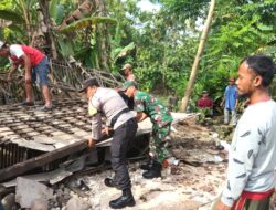 Babinsa Kalurahan Grogol Paliyan Bantu Perbaiki Rumah Warga