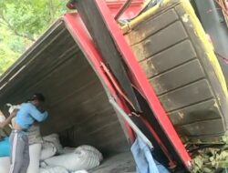 Truk Bermuatan Jagung Terperosok ke Jurang Sedalam 10 Meter di Tanjakan Bundelan