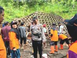 Hujan Deras Satu Rumah Warga di Gedangsari Roboh Terdorong Material Longsoran