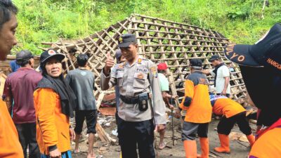 Hujan Deras Satu Rumah Warga di Gedangsari Roboh Terdorong Material Longsoran