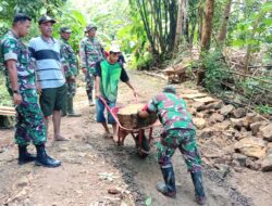 Respon Cepat Tangani Longsor Susulan, Pj Danramil Gedangsari Bantu Warga Giat Kerja Bakti