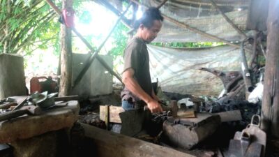 Eksisnya Kerajinan Pande Besi Tradisional Ditengah Minimnya Fasilitas Sarana Penunjang