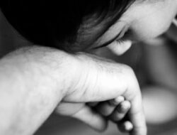 Makna Sungkeman Ditengah Era Modernisasi Jaman, Profesor Sutrisna : Tradisi itu Tetap Harus Dilestarikan