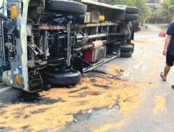 Alami Kecelakaan Tunggal di Jalan Yogya-Wonosari, Bodi Depan Mitsubishi Colt Diesel Ringsek