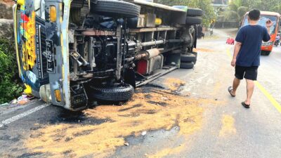 Alami Kecelakaan Tunggal di Jalan Yogya-Wonosari, Bodi Depan Mitsubishi Colt Diesel Ringsek