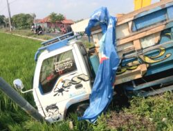 Dump Truk Tabrak Honda Supra, Dua Korban Dilarikan ke Rumah Sakit