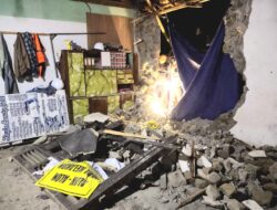 Lupa Tidak Diganjal Saat Parkir, Dump Truk Pengangkut Urug Seruduk Rumah Warga Gedangsari