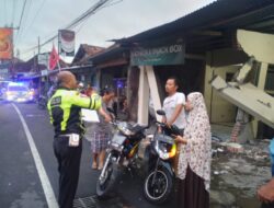 Pengemudi Mengantuk, Toyota Vios Tabrak Salon di Sewon Bantul