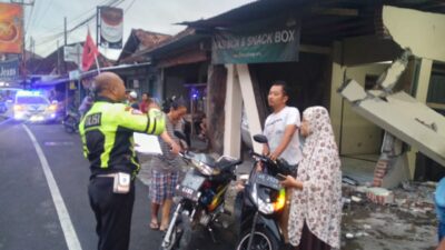 Pengemudi Mengantuk, Toyota Vios Tabrak Salon di Sewon Bantul