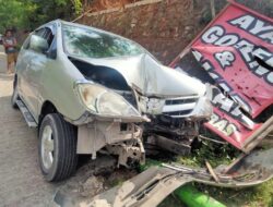 Kijang Inova Tubruk Tiang Reklame, 4 Orang Dilarikan ke Rumah Sakit