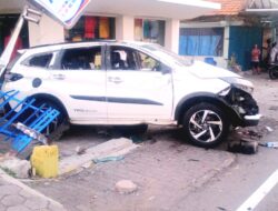 Pengemudi Toyota Rush Alami Patah Tulang Bahu Usai Tabrak Kijang LGX di Flyover Janti