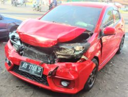 Honda Brio Tubruk Dua Kendaraan di Bangjo Ketandan, Kerugian Materi Mencapai Jutaan Rupiah