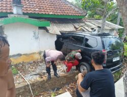 Lalai Saat Mengemudi, Daihatsu Xenia Tubruk Mushola An Nur di Getas Playen