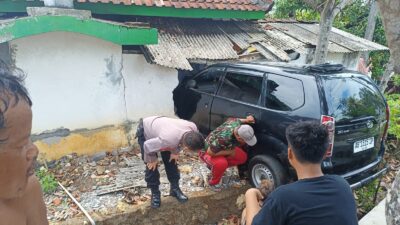 Lalai Saat Mengemudi, Daihatsu Xenia Tubruk Mushola An Nur di Getas Playen