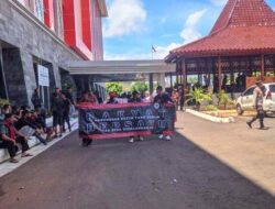 Lagi, Lurah Natah Dipaksa Lengser Para Demonstran